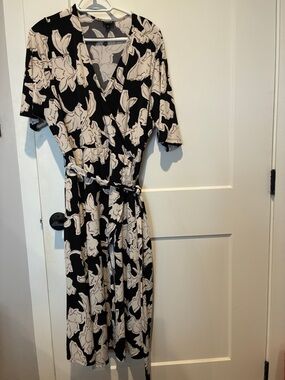 torrid Black and Cream Floral dress    B16